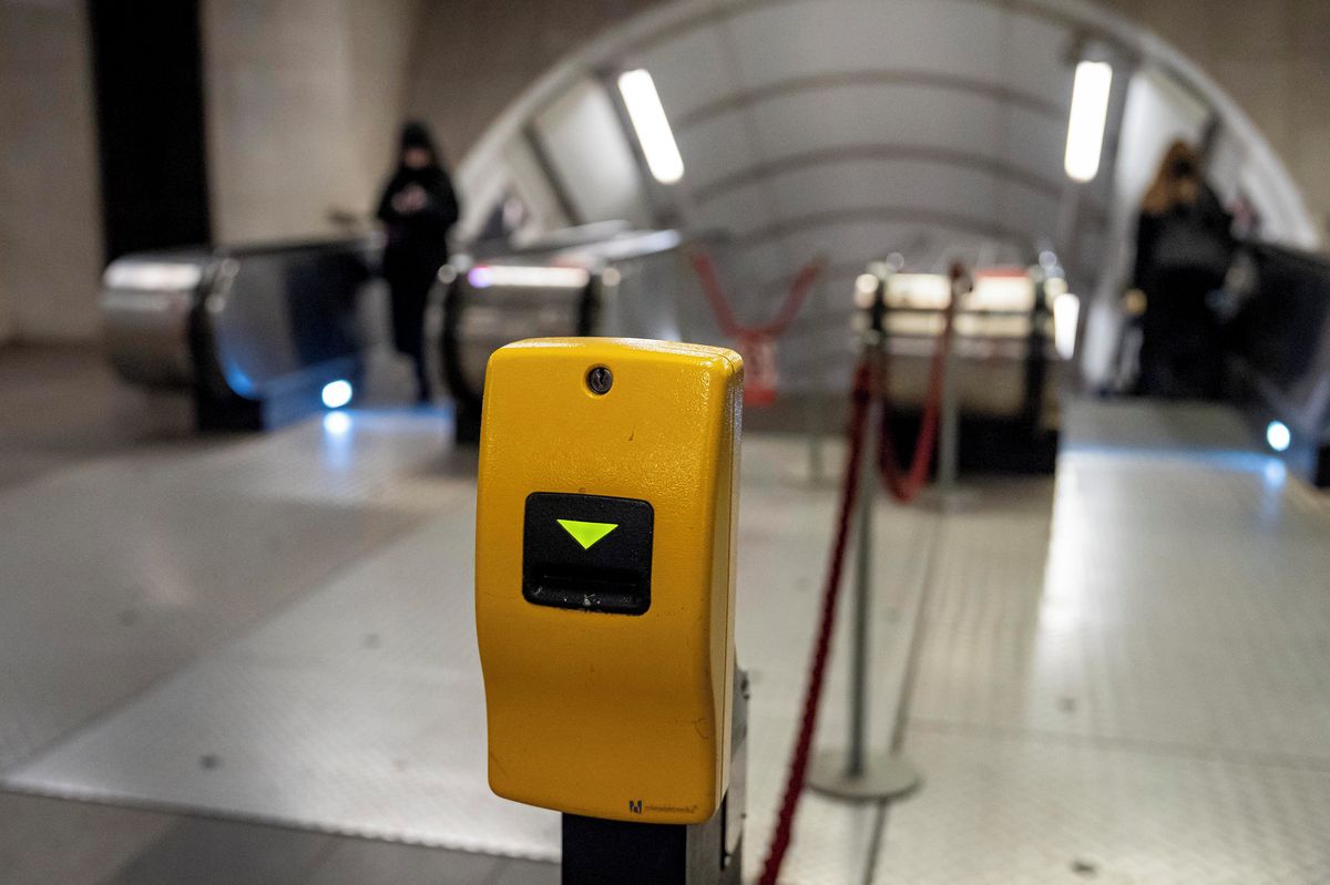 Metro na Jižním městě v Praze stojí po pádu cestujícího do kolejiště