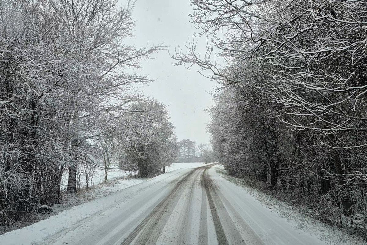 Zasněžené silnice: Z převrácené cisterny unikala nafta a benzin. Středočeská policie řešila přes stovku nehod