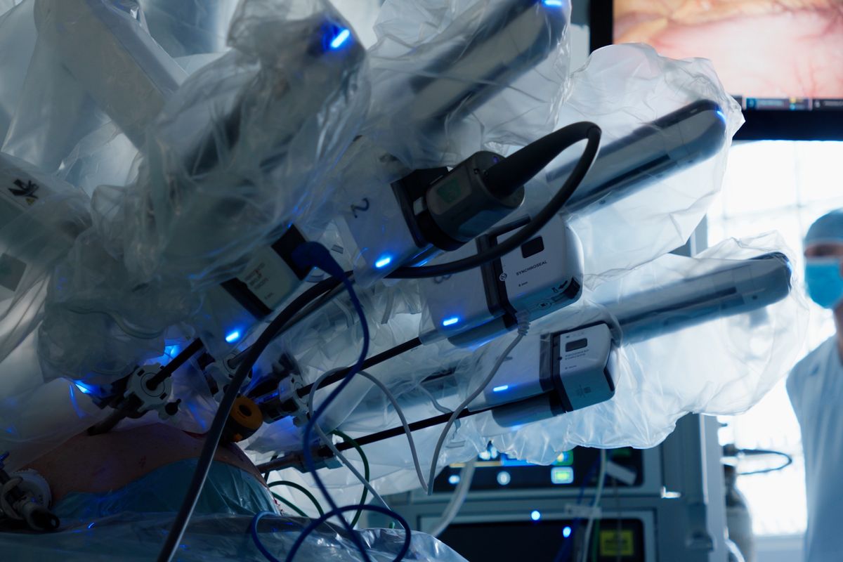 Robot s několika pažemi pomáhá chirurgům na Bulovce s přesností, teče méně krve