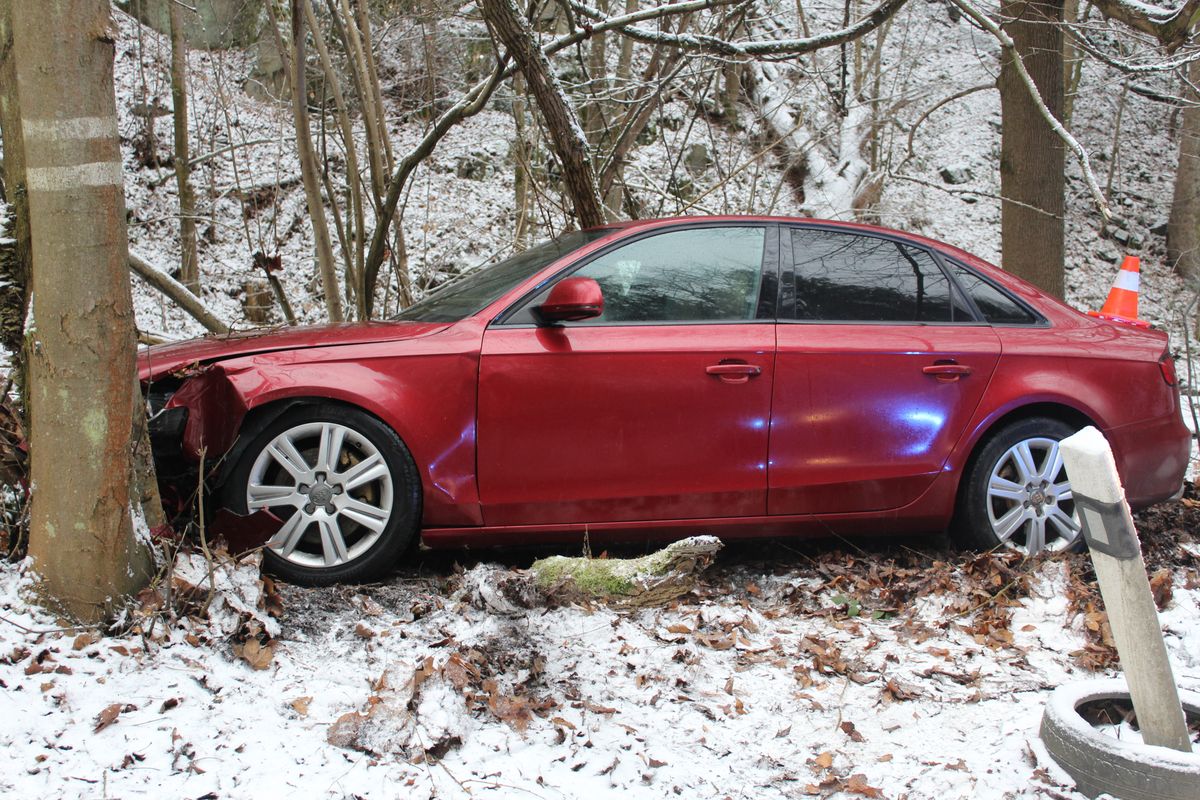 Mladý řidič audi na Přerovsku podcenil namrzlou vozovku. Narazil do stromu
