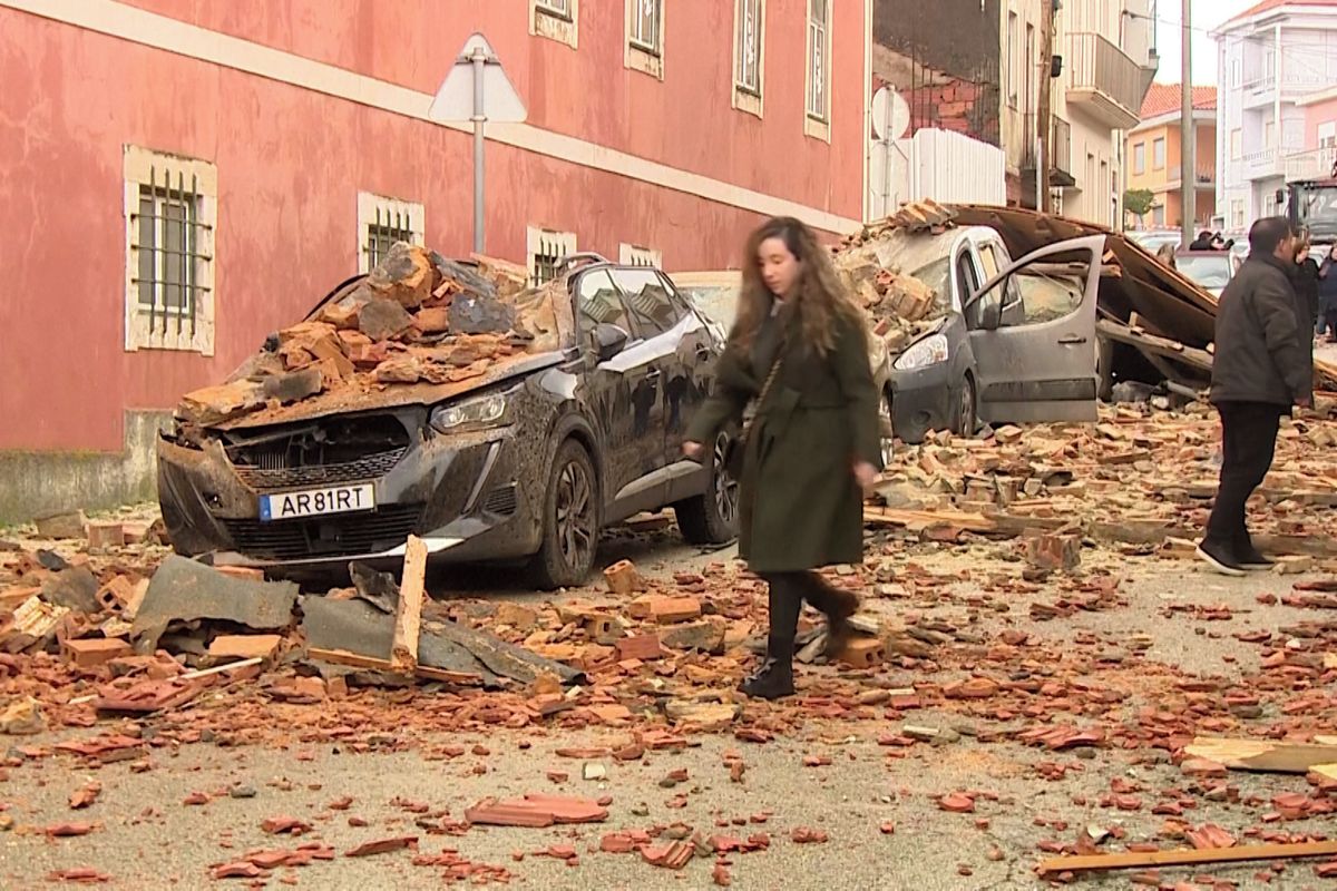 Úder bouře Kristin v Portugalsku: Nejméně čtyři mrtví, vítr měl rychlost přes 170 km/h