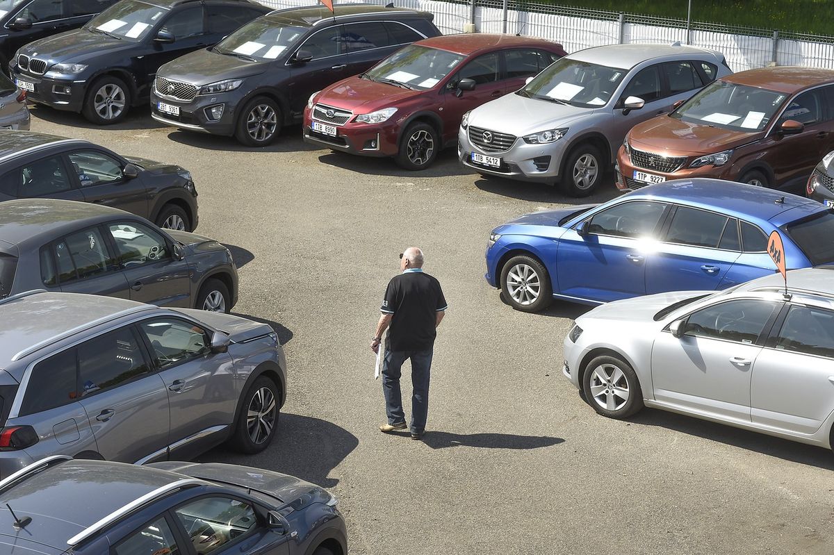 Ojetin na silnicích přibylo. V průměru lidé kupovali téměř 11 let staré vozy