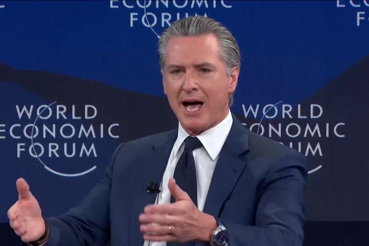 Je jako T-rex, neplazte se před ním! Guvernér Kalifornie se v Davosu pustil do Trumpa i evropských lídrů