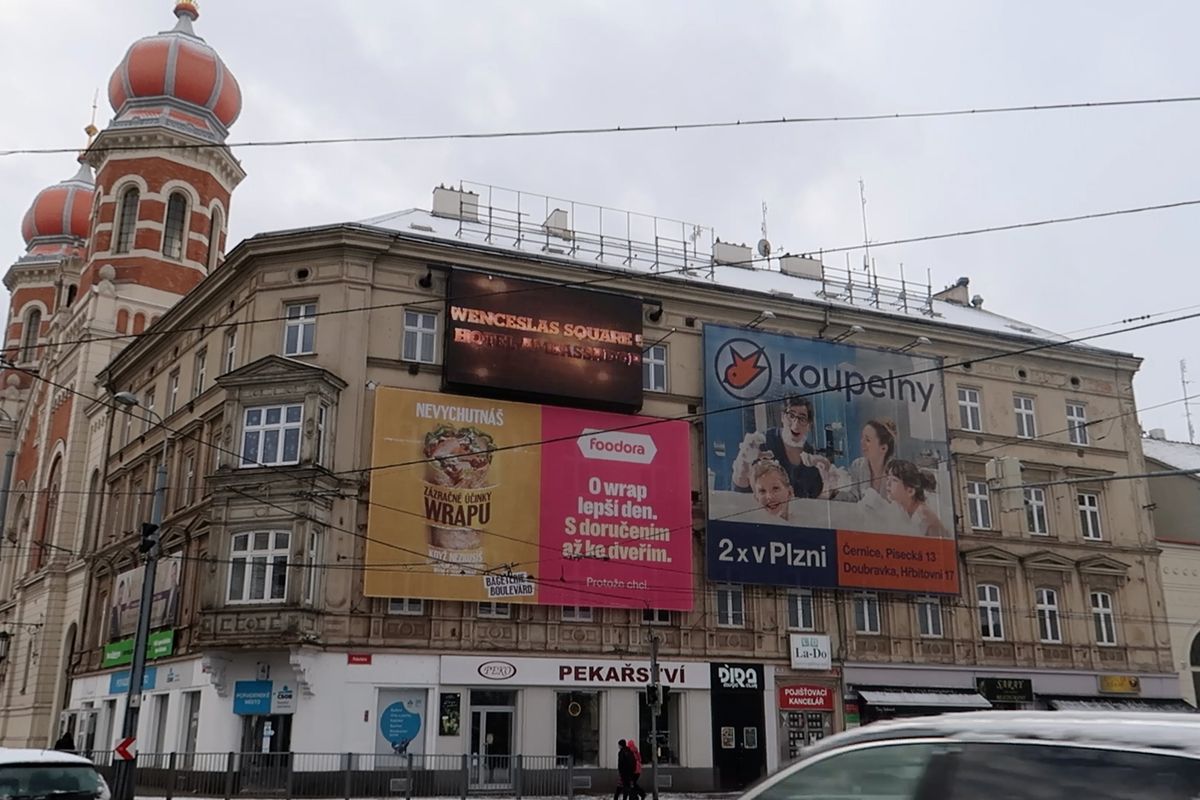 Nové nařízení vysvlékne domy v centru Plzně, reklamním plachtám zvoní hrana