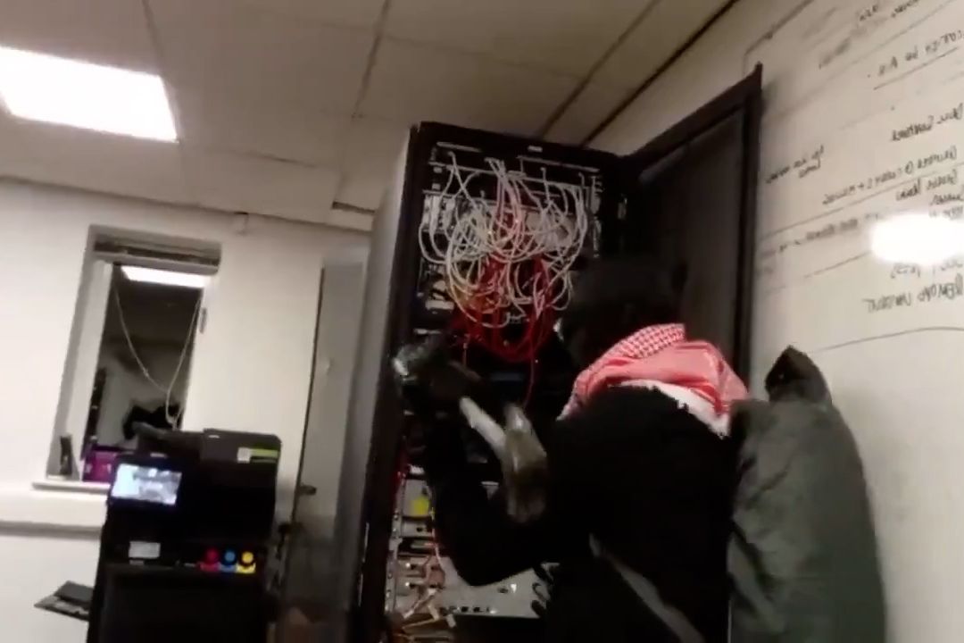 Propalestinští aktivisté ve Skotsku demolovali továrnu na součástky pro F-35