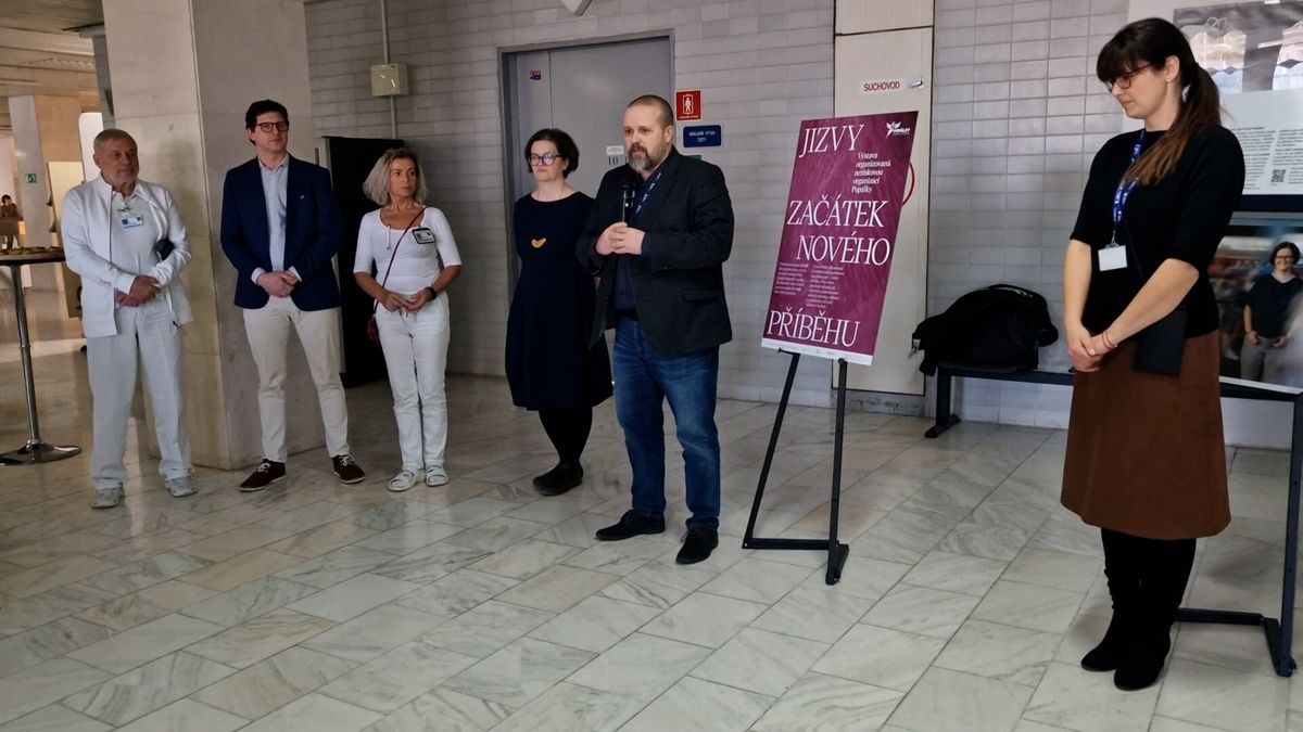 Málem uhořel v autě. Přes zjizvený obličej rád chodí mezi lidi a snaží se pomáhat dalším popáleným