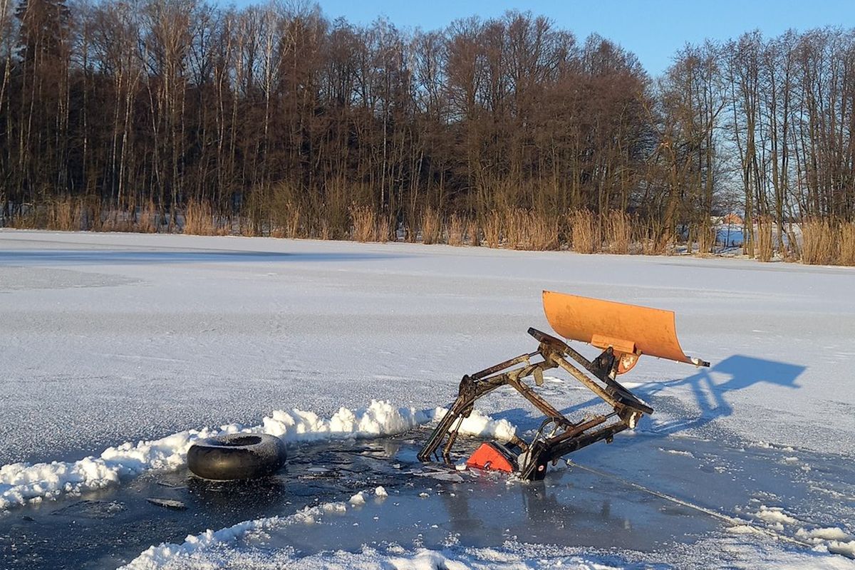 Pod traktorem se na rybníku na Rychnovsku propadl led. Zmizel pod hladinou