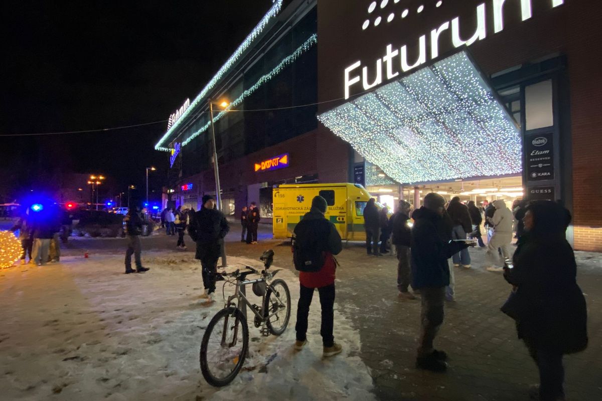 Cizinec v Hradci Králové útočil teleskopickým obuškem a sekáčkem