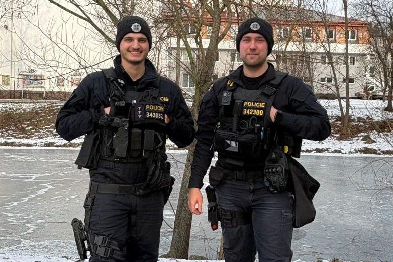 Muž chtěl zachránit mobil na ledě, málem kvůli tomu umrzl v Sázavě