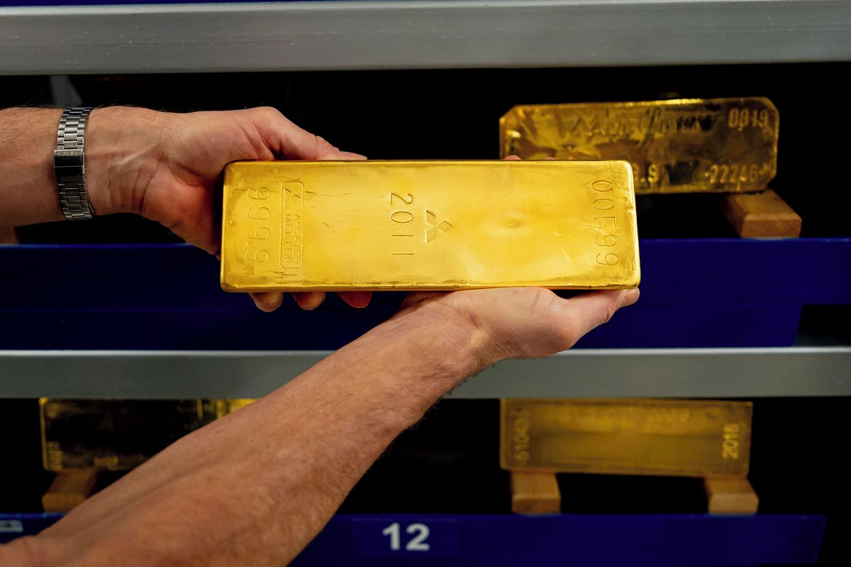 Zlato po dvoudenním poklesu směřuje k největšímu dennímu růstu za 18 let