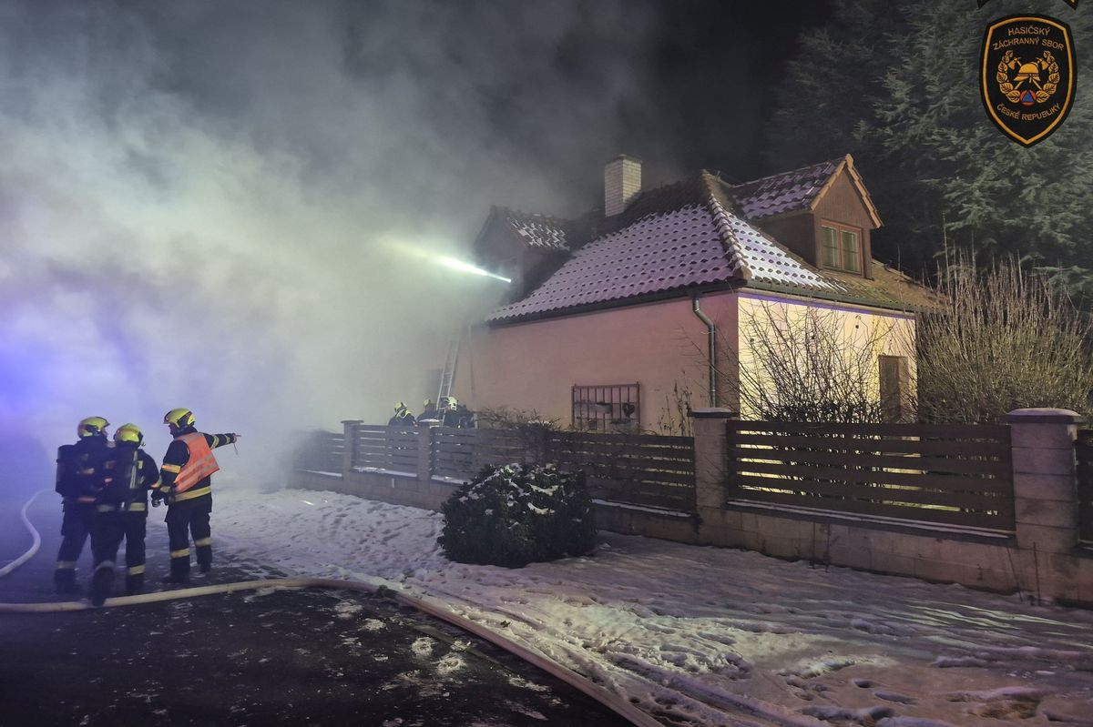 Muž v Kroměříži nepřežil požár rodinného domu, žena utrpěla těžké popáleniny na polovině těla