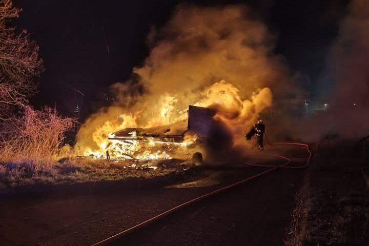Při požáru stavební buňky zemřel v Ústí nad Labem člověk