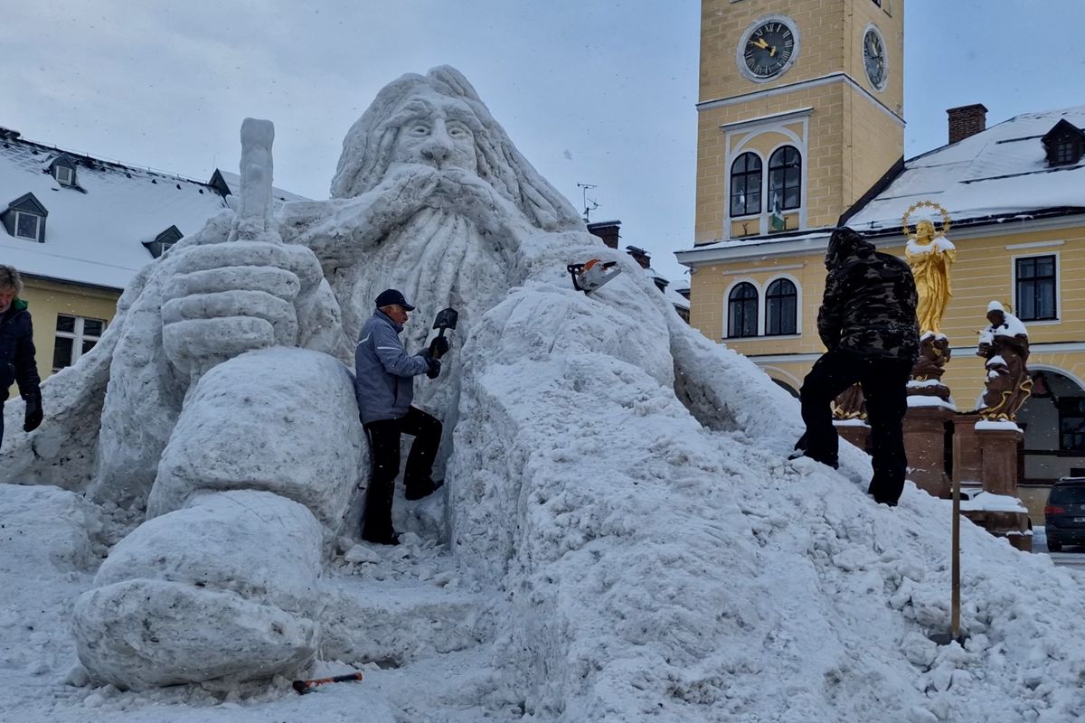 Na náměstí v Jilemnici se po letech opět usadil obří Krakonoš ze sněhu