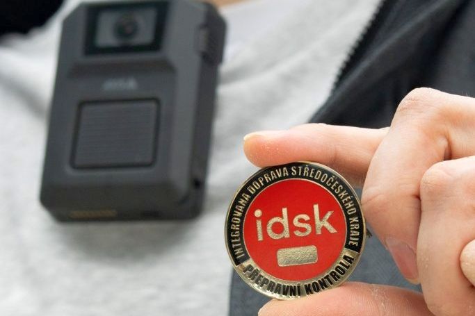 Revizoři ve Středočeském kraji nově nosí kamery