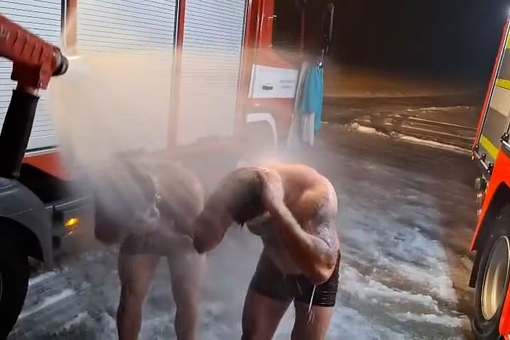 Když neteče voda. Urostlí hasiči z Týna se sprchují venku v boxerkách a sbírají tisíce lajků