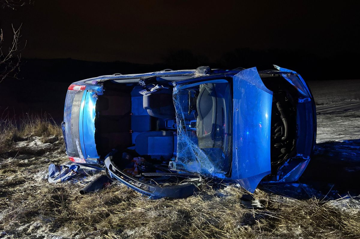 Osmiletá dívka po bouračce na Novojičínsku vylezla okénkem a přivolala řidičce pomoc svítilnou na mobilu