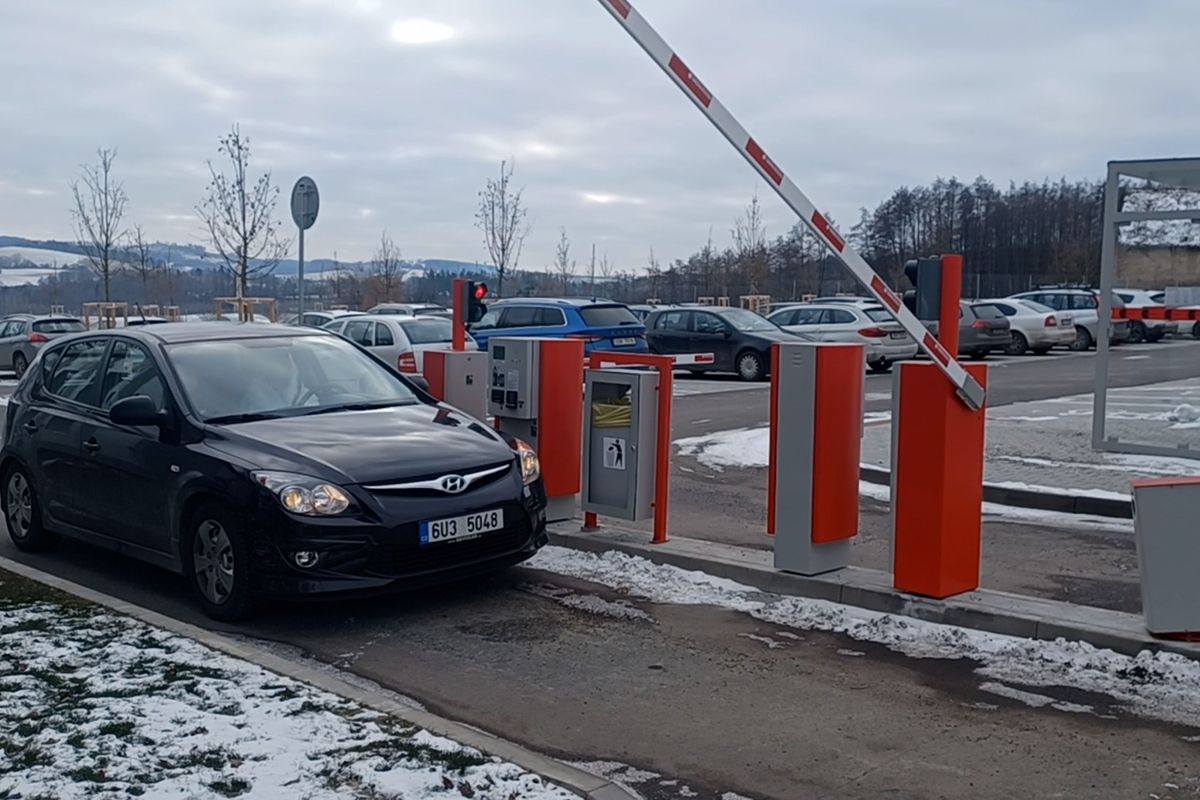 Parkoviště za miliony na Benešovsku mělo řadu závad, lidem se budou vracet peníze