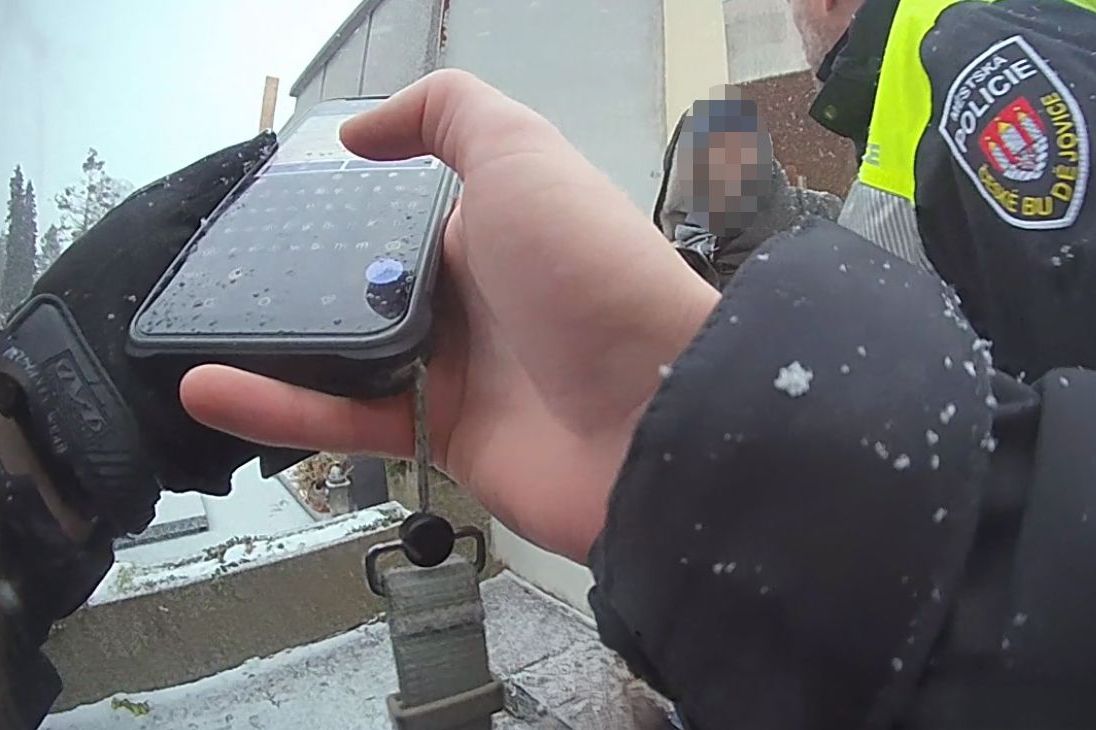 Silvestrovská kuriozita: Muž skáče po hrobech, oznámil pracovník budějovického hřbitova