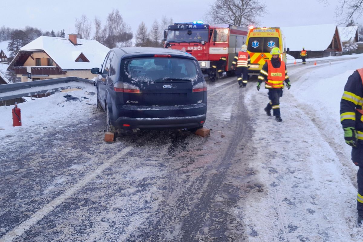 Nehoda uzavřela silnici na Semilsku. Záchranáři přijali automatické oznámení eCall