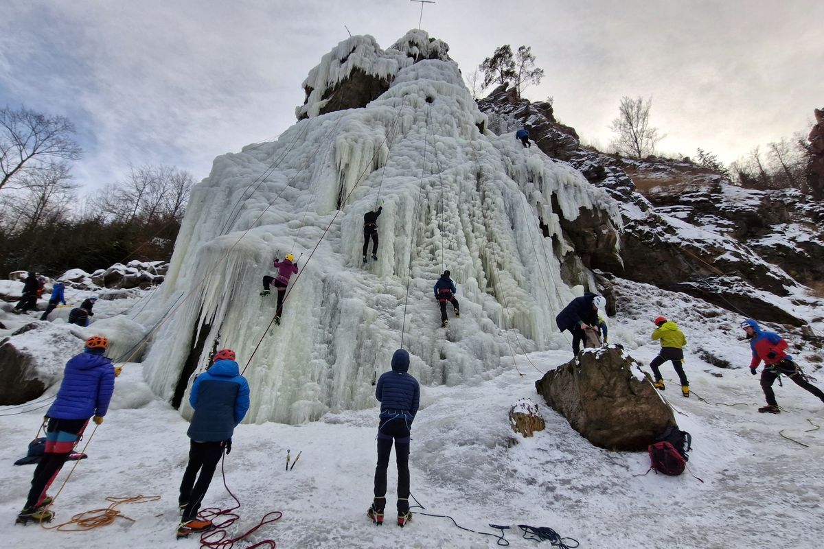FOTO: Ledové království na Vysočině obsadili horolezci s cepíny