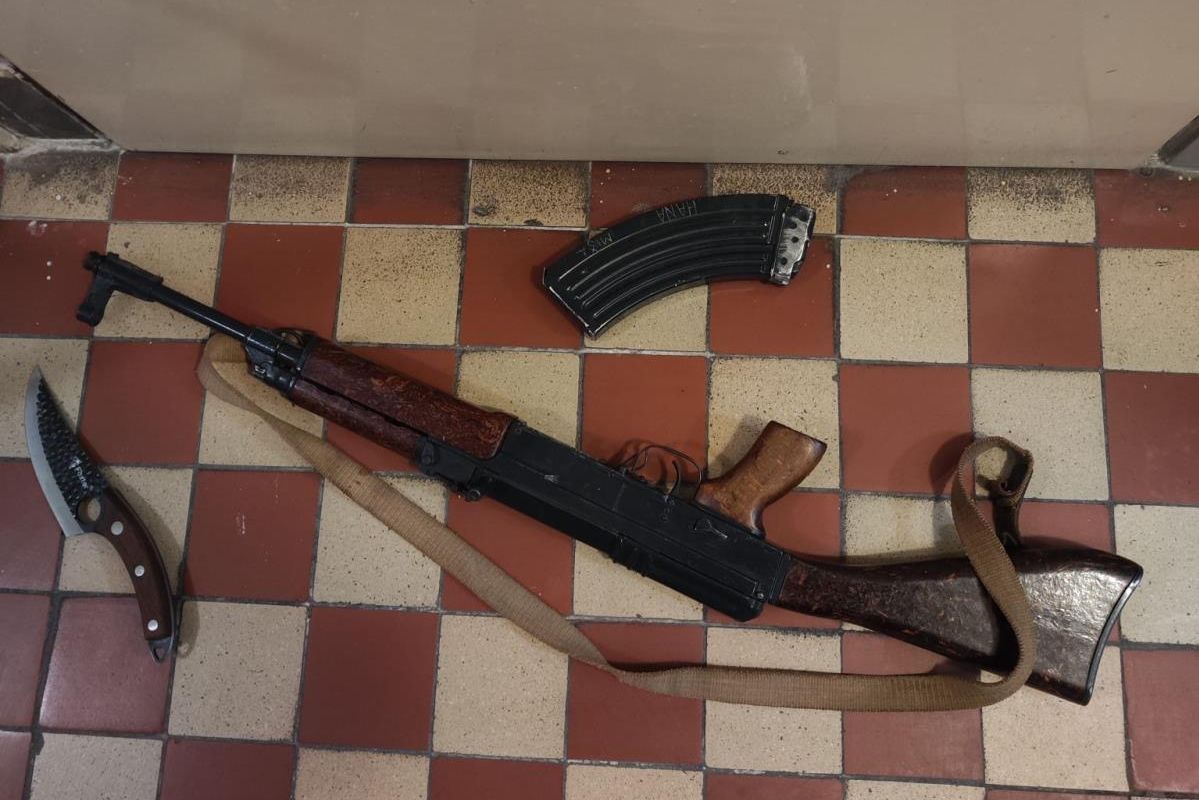 Muž chtěl v Pardubicích požádat souseda, aby ztlumil hudbu. Otevřel se samopalem v ruce