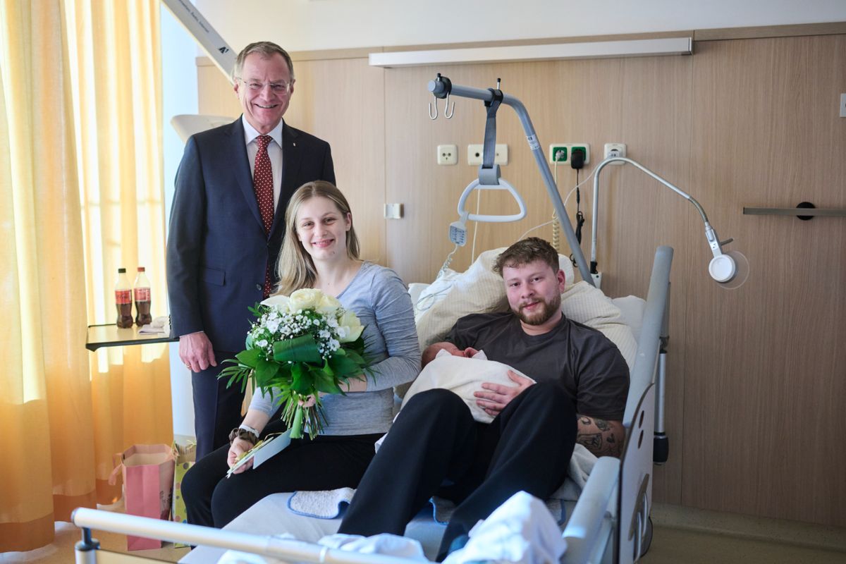 Otec s dítětem leží v posteli. Novoroční snímek z rakouské porodnice vyvolal bouři