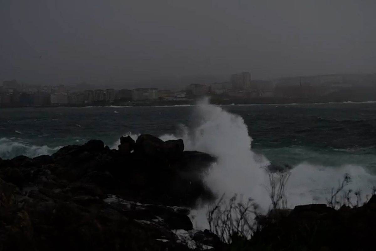 Bouře Ingrid přinese na Pyrenejský poloostrov sněhovou kalamitu i obří vlny