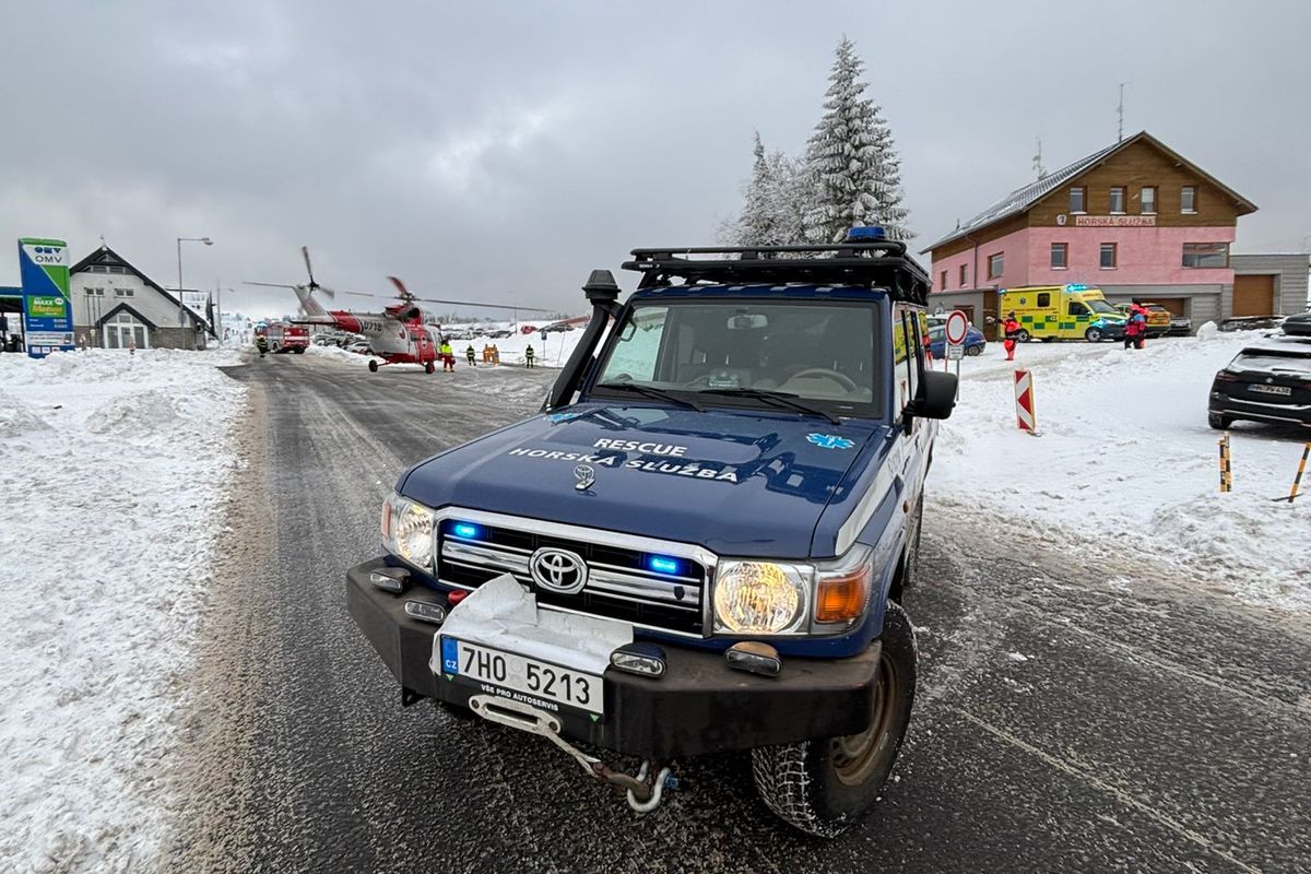 Devatenáctiletý polský lyžař přelétl na Klínovci ochrannou síť a narazil do zdi domu