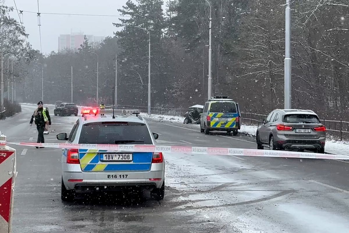 Tragická nehoda v Brně. Po střetu dvou aut jedno narazilo do sloupu, řidič na místě zemřel