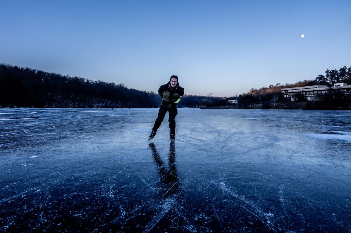 FOTO: Přírodní bruslení. V Praze se hraje hokej i za svitu měsíce.