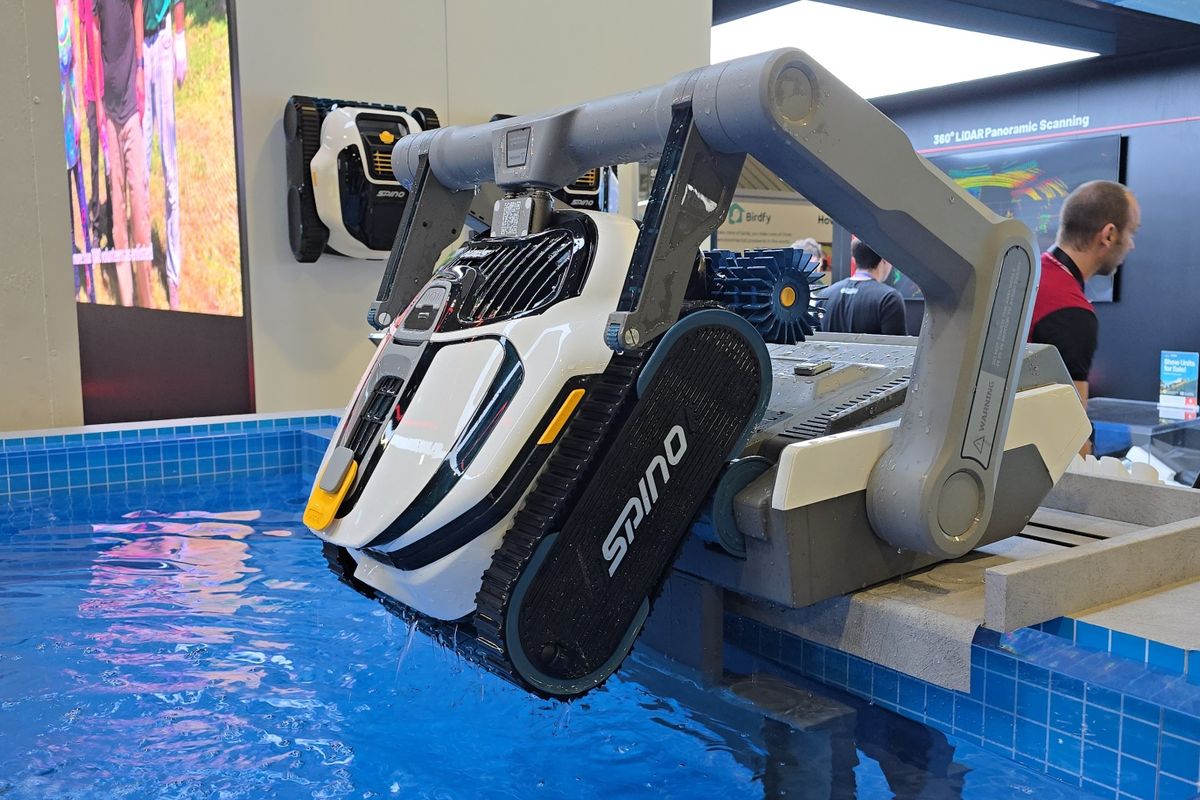 CES 2026: Jednodušší to být nemůže. Robotický čistič se po práci z bazénu vytáhne sám