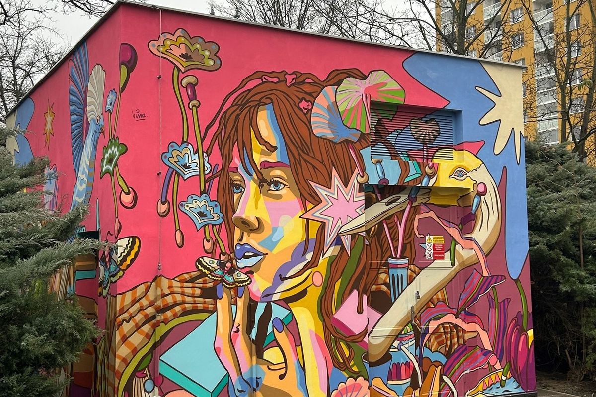 Francouzský výtvarník vytvořil na trafostanici zasněnou dívku s květinami a volavkou