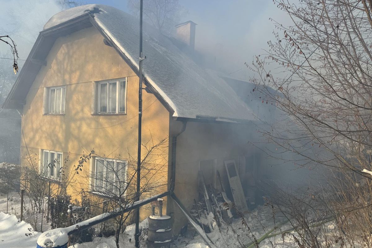 Hasiči likvidovali na Liberecku požár stodoly, který se rozšířil na rodinný dům