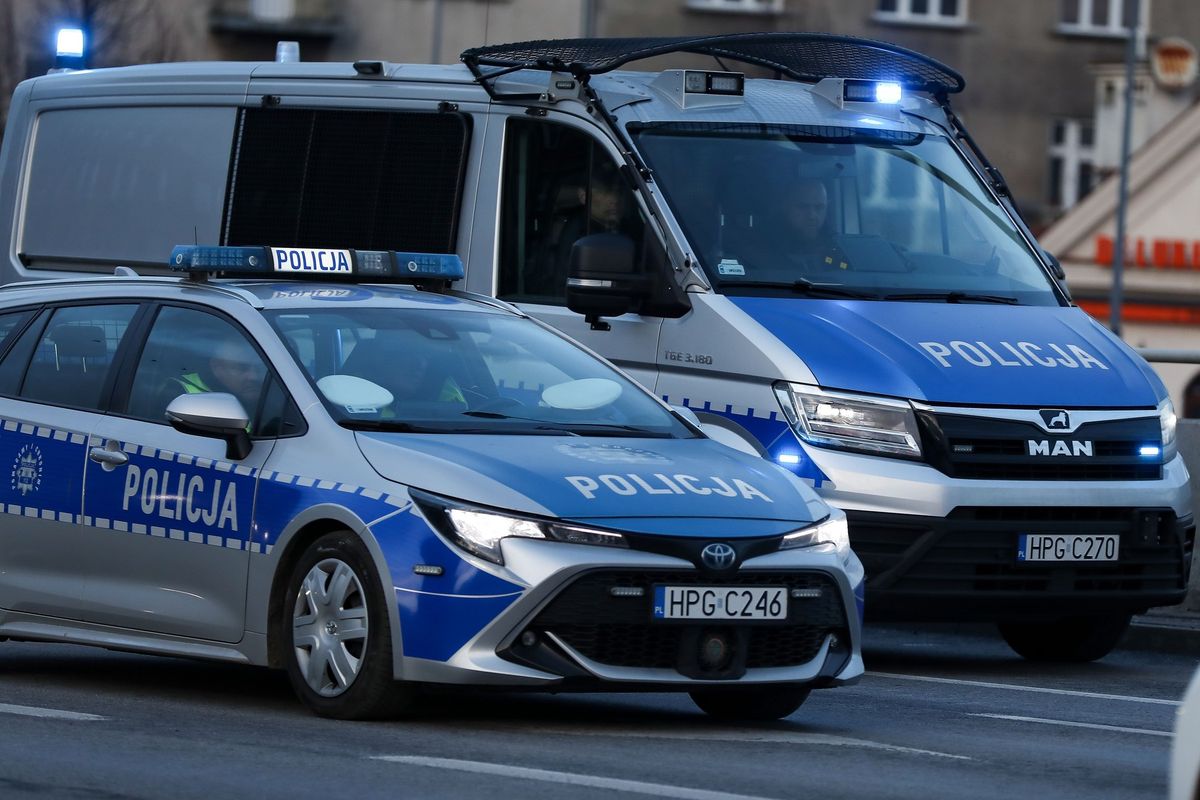 „Táta si hraje na schovávanou“. Šestiletá dívka prozradila policistům úkryt otce v rozkládacím gauči