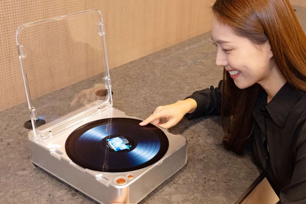 CES 2026: Gramofonové desky a kazety znovu ožívají. Díky AI