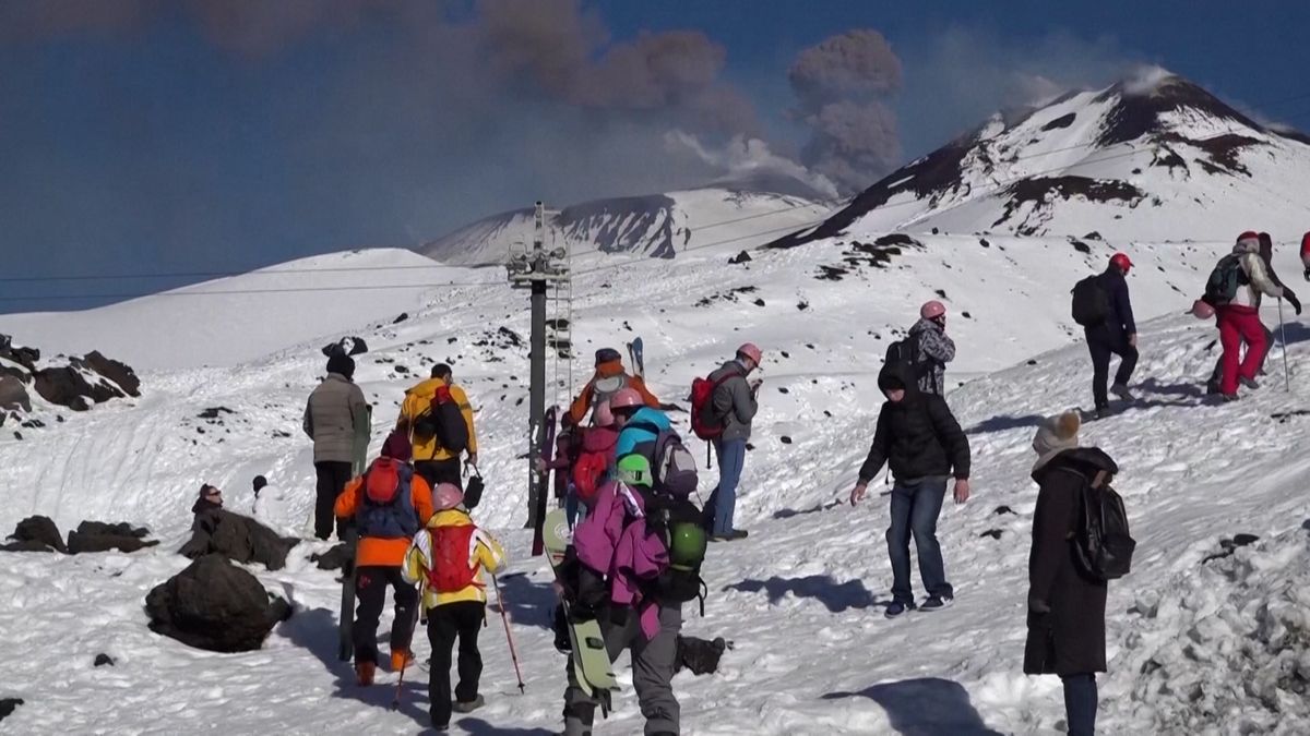 Turisté sjížděli zasněženou Etnu. Probíhající erupci navzdory