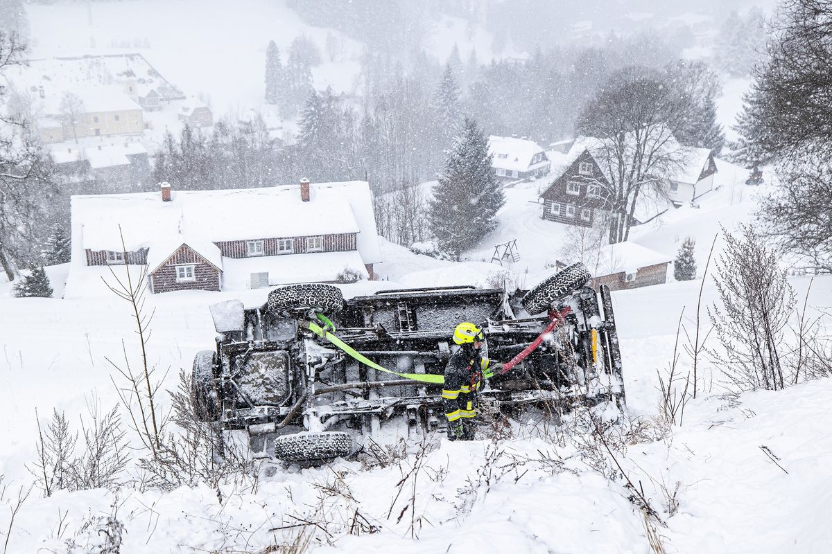 Převrácené auto v Peci pod Sněžkou zachraňoval traktor, ve Špindlu zapadla odtahovka