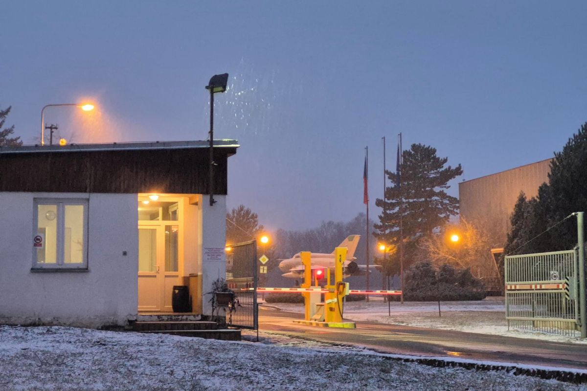 Babiš a Zůna dorazili na leteckou základnu do Čáslavi