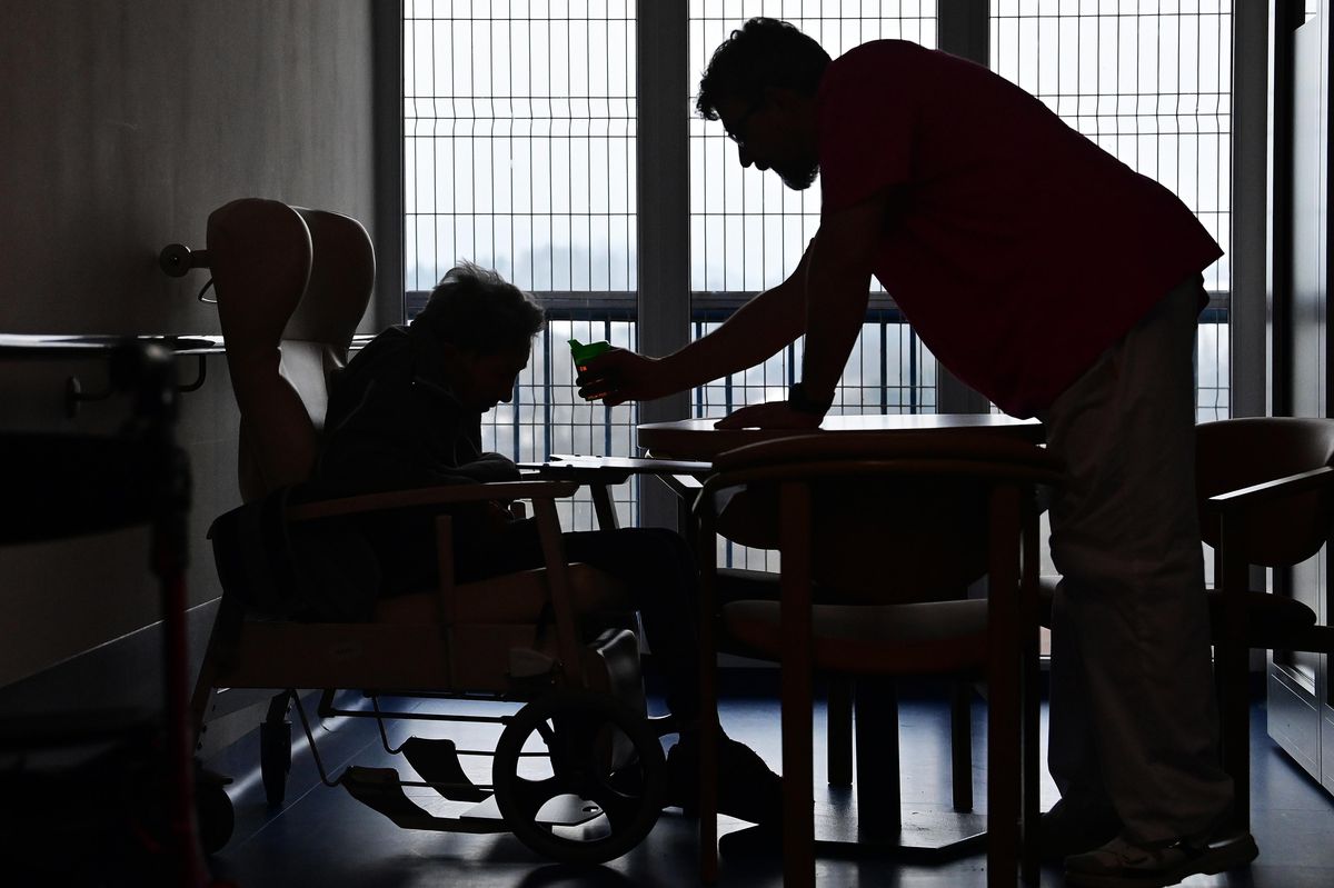 Domovy pro lidi s demencí jsou v Karlovarském kraji plné. Na volné místo se čeká až rok