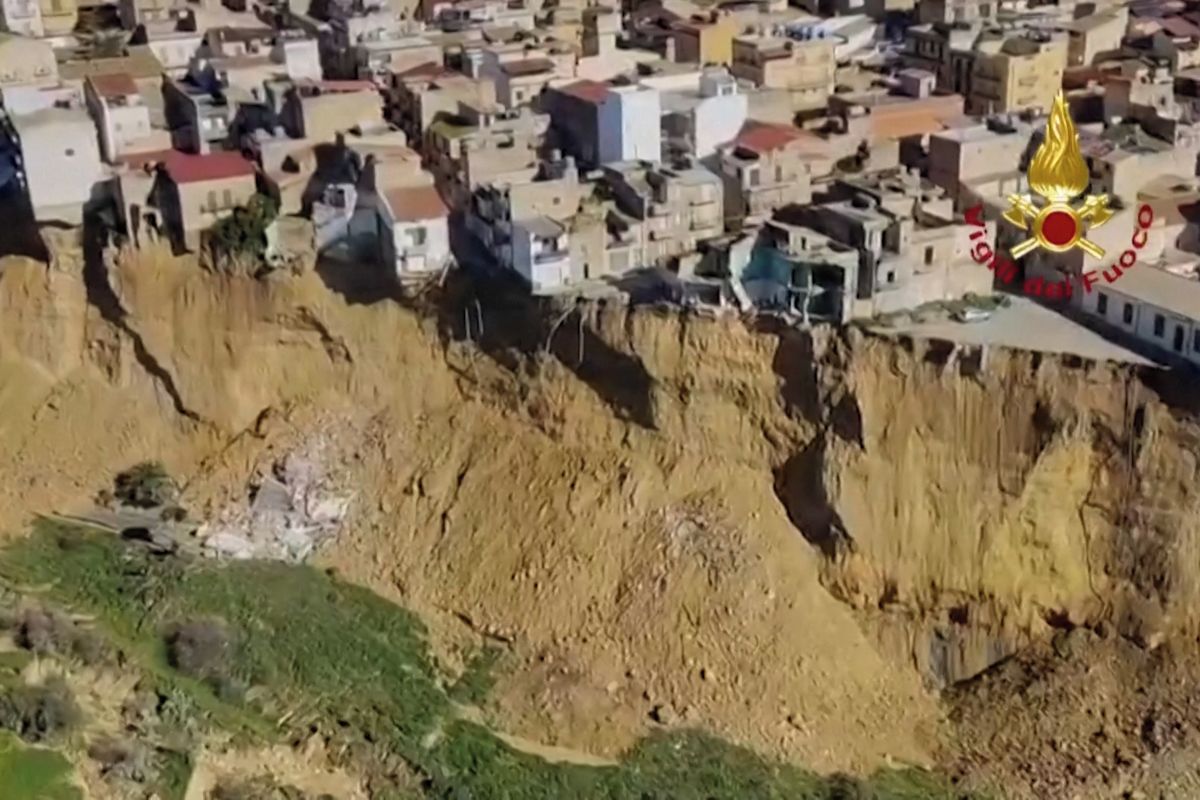 Letecké záběry ukazují masivní sesuv na Sicílii