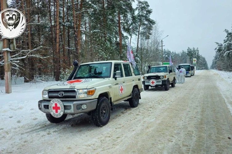 Ukrajina a Rusko si letos poprvé vyměnily mrtvé vojáky. Kyjev měl převzít tisíc těl, Moskva jen 38
