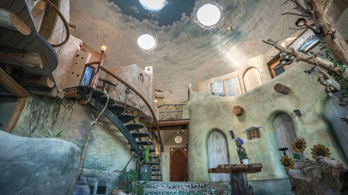 Dům ve tvaru kupole má interiér inspirovaný deštným lesem a pouští