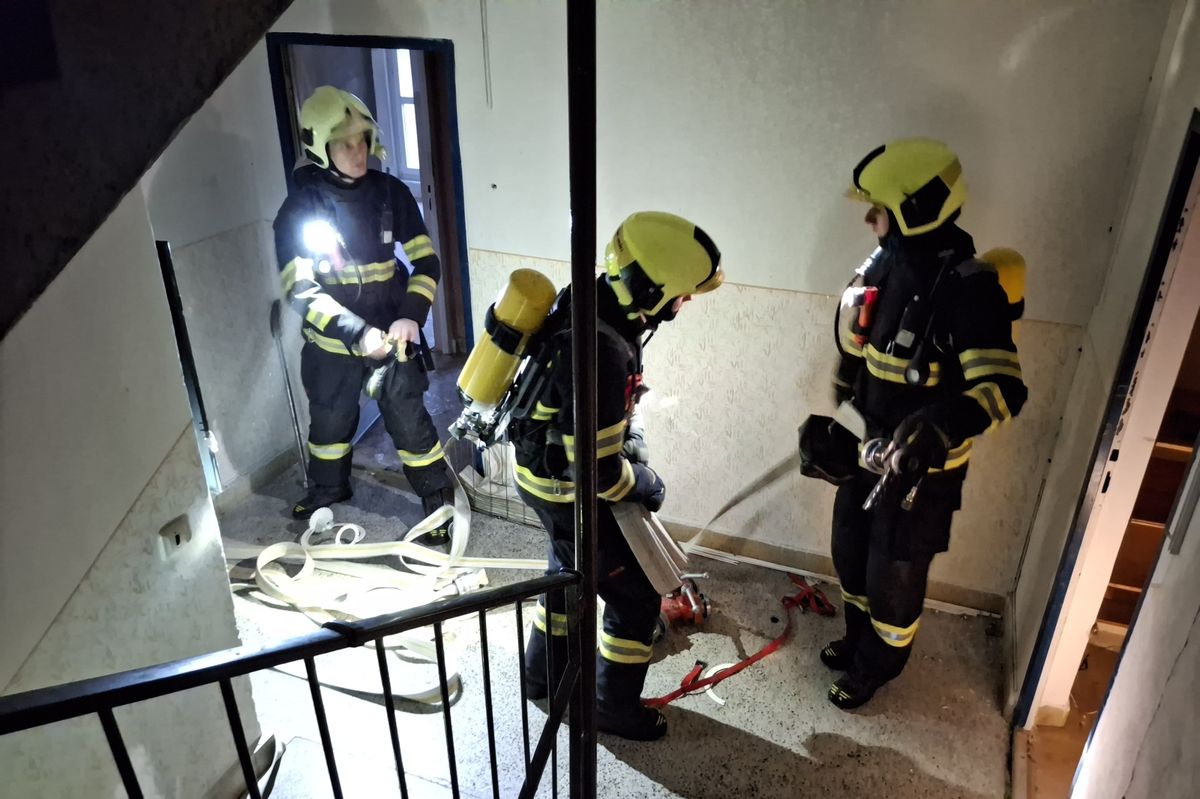 Při nočním požáru brněnské ubytovny evakuovali hasiči 27 lidí