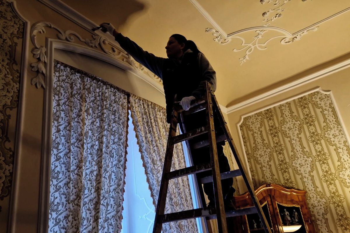 Čety uklízeček dávají do pucu hrady a zámky, je to boj s prachem i zimou