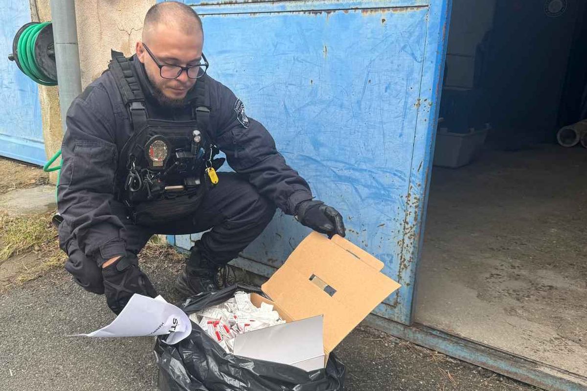 Na zastávce v Kladně se válela bedna napěchovaná stovkami použitých injekcí