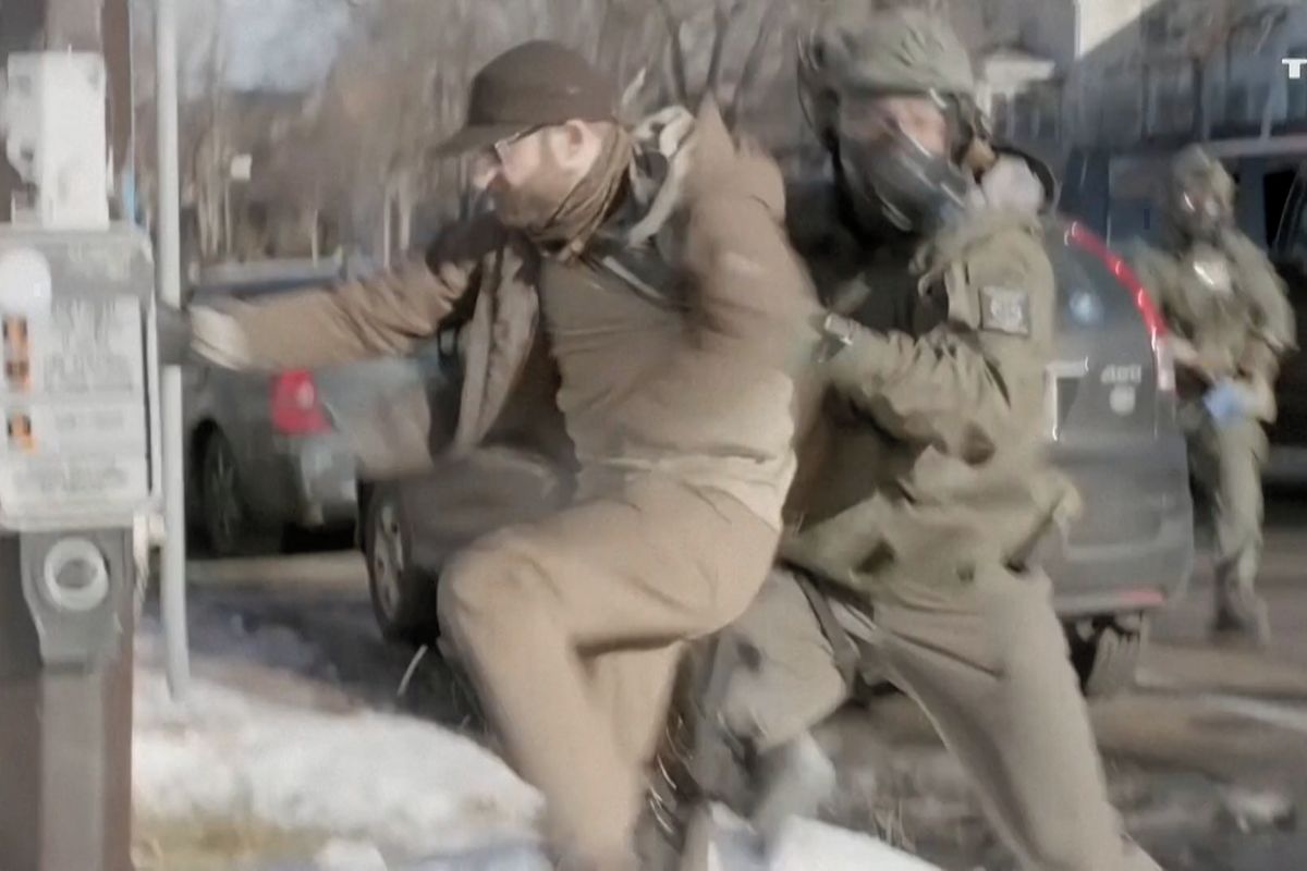 Pretti se s agenty střetl už dříve, ukazuje nové video