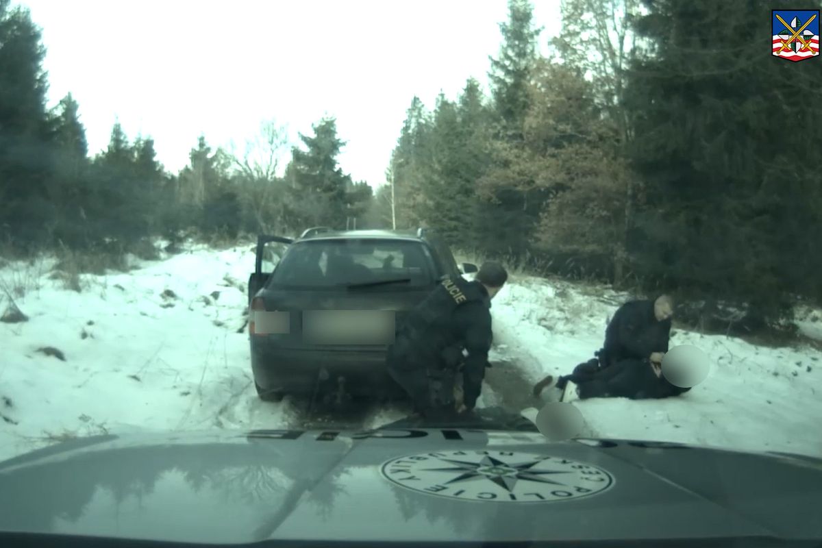 Náraz rámem prchající audi nezastavil. Policie zveřejnila záběry z honičky na Sokolovsku