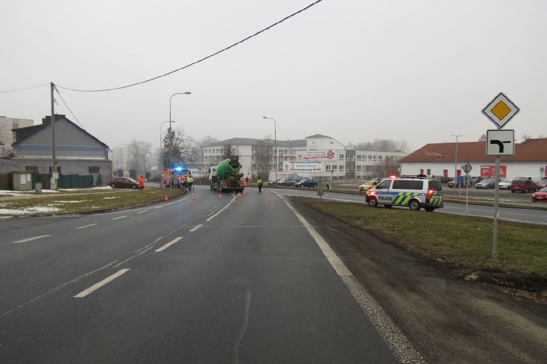 Vážná nehoda v Bruntále. Senior v osobním autě zkřížil cestu domíchávači betonu