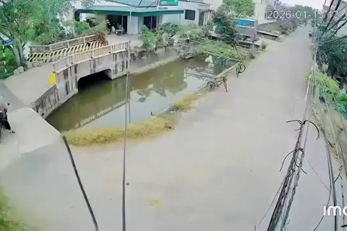 Odbočil na můstek moc brzy. Motocyklista se spolujezdcem ve Vietnamu skončili ve vodním kanálu