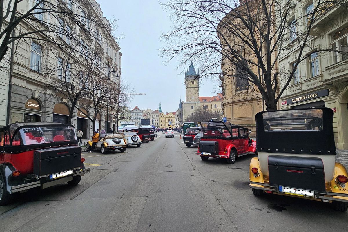 Vyhlídkové jízdy „pseudoveterány“ Prahou se povinnostem pro taxi vyhýbají členstvím v klubu